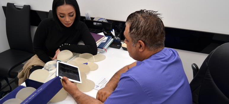 Alaptatul cu implanturi mamare