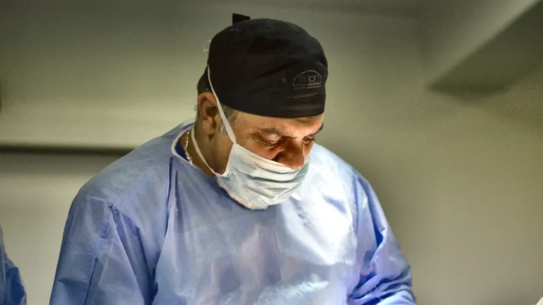 Dr. Rachad Hassan în timpul unei operații, la Art Estetica – Ai abdomenul umflat dupa abdominoplastie?