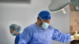 Dr. Rachad Hassan în timpul unei operații, la Art Estetica – Pot alapta cu implanturi mamare?