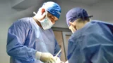 Dr. Rachad Hassan în timpul unei operații, la Art Estetica – Care sunt cele mai frumoase silicoane?