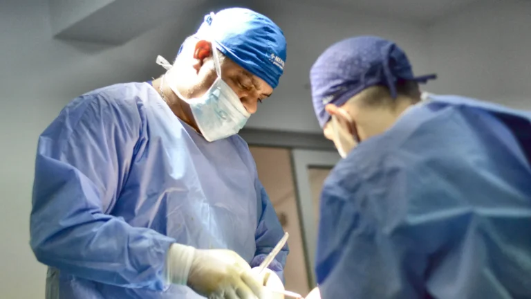 Dr. Rachad Hassan în timpul unei operații, la Art Estetica – Care sunt cele mai frumoase silicoane?