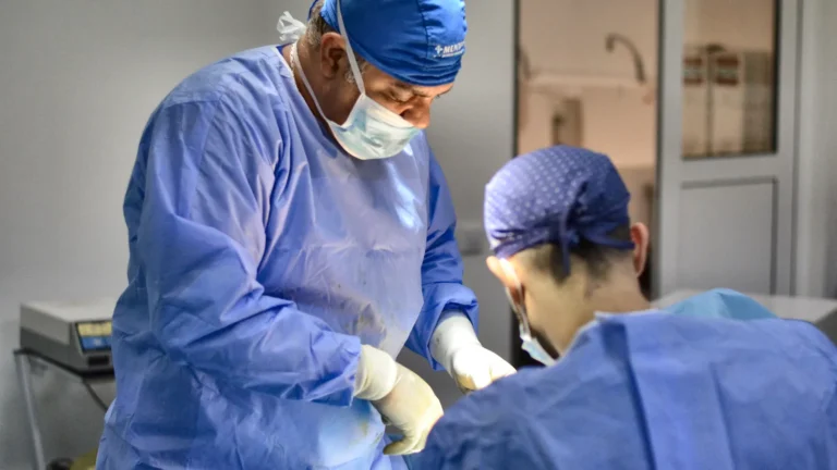 Dr. Rachad Hassan în timpul unei operații, la Art Estetica – Cele 9 complicatii dupa implant mamar si cum sa le eviti