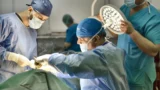 Dr. Rachad Hassan în timpul unei operații, la Art Estetica – Cum se pun silicoanele?