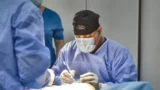 Dr. Rachad Hassan în timpul unei operații, la Art Estetica – Sani lasati? Afla de ce se lasa sanii!
