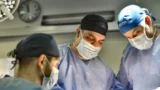 Dr. Rachad Hassan în timpul unei operații, la Art Estetica – Vrei un implant mamar in rate? Afla cum!
