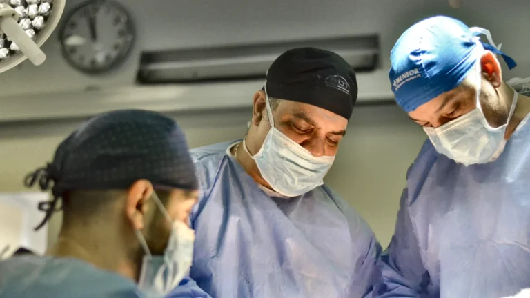 Dr. Rachad Hassan în timpul unei operații, la Art Estetica – Vrei un implant mamar in rate? Afla cum!