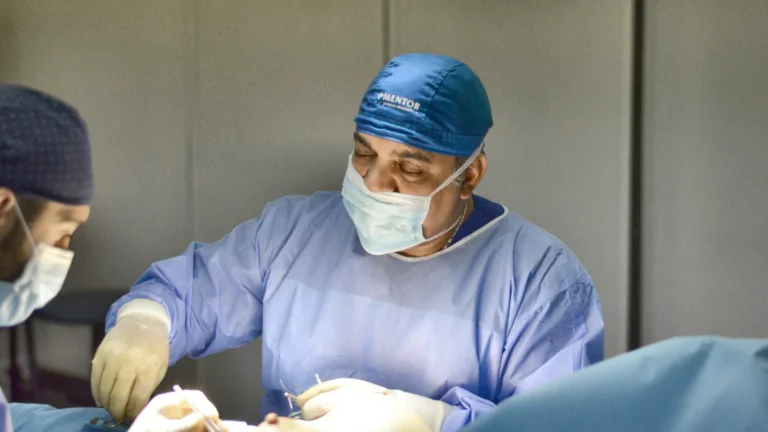Dr. Rachad Hassan în timpul unei operații, la Art Estetica – Nou! Implanturi Mentor MemoryGel ®Xtra