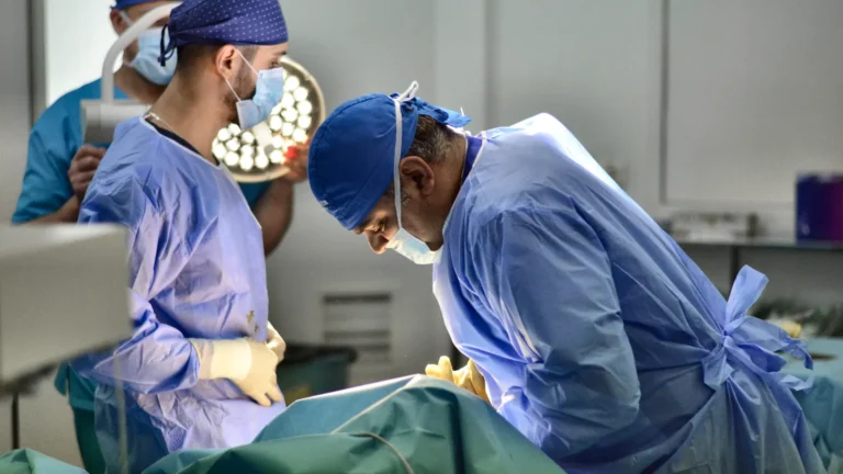 Dr. Rachad Hassan în timpul unei operații, la Art Estetica – Ce sa faci inainte si dupa rinoplastie