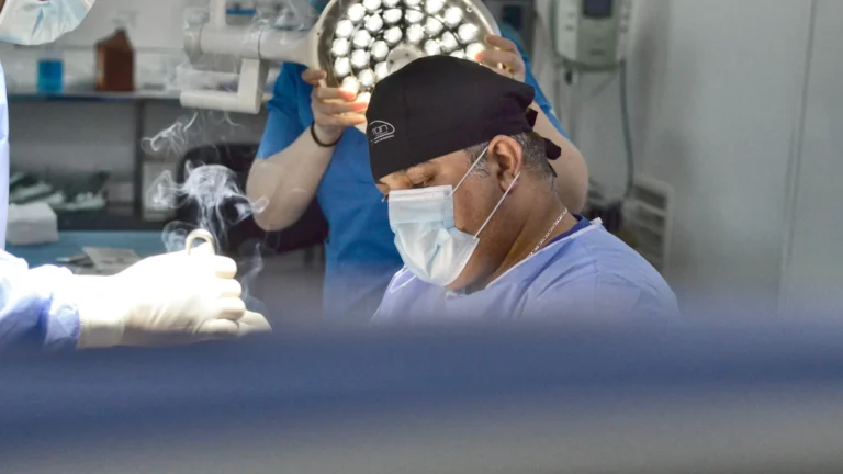 Dr. Rachad Hassan în timpul unei operații, la Art Estetica – 9 intrebari despre Lipoaspiratia Vaser
