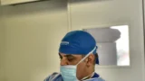 Dr. Rachad Hassan în timpul unei operații, la Art Estetica – Lipoaspiratie glezne: operatia ce subtiaza picioarele groase