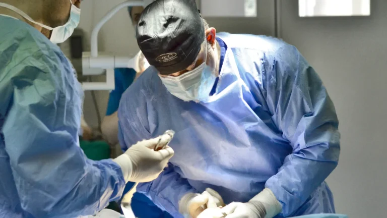 Dr. Rachad Hassan în timpul unei operații, la Art Estetica – Liposuctia abdominala la barbati