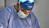 Dr. Rachad Hassan în timpul unei operații, la Art Estetica – Marirea definitiva a sanilor