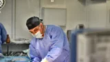 Dr. Rachad Hassan în timpul unei operații, la Art Estetica – Masaj dupa liposuctie