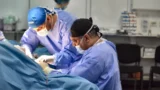 Dr. Rachad Hassan în timpul unei operații, la Art Estetica – Cele 3 metode de marire a sanilor