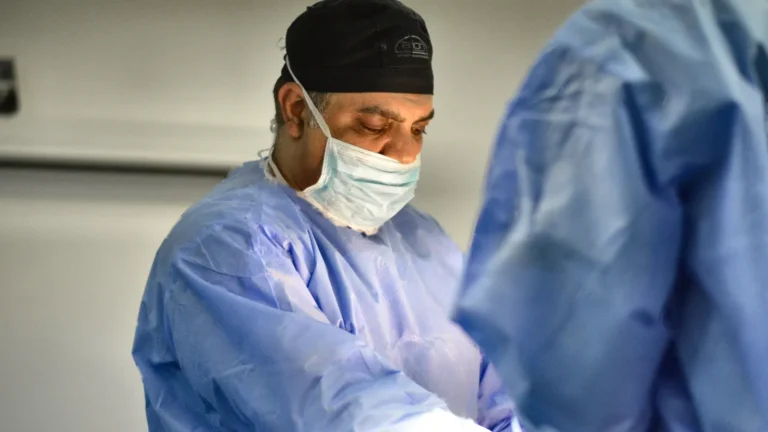 Dr. Rachad Hassan în timpul unei operații, la Art Estetica – Sfaturi de recuperare dupa rinoplastie