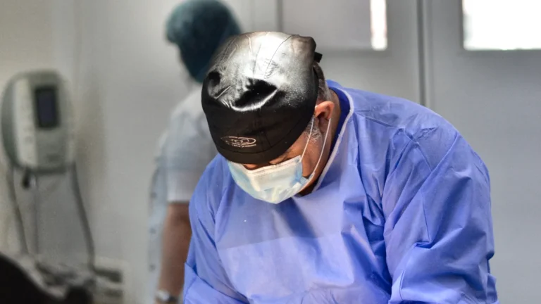 Dr. Rachad Hassan în timpul unei operații, la Art Estetica – Sarcina dupa abdominoplastie