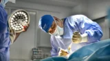 Dr. Rachad Hassan în timpul unei operații, la Art Estetica – Cand se schimba implanturile mamare si de ce?