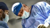 Dr. Rachad Hassan în timpul unei operații, la Art Estetica – De ce sa alegi silicoane Mentor?