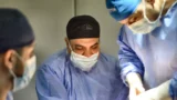 Dr. Rachad Hassan în timpul unei operații, la Art Estetica – De ce sa alegi silicoane mici