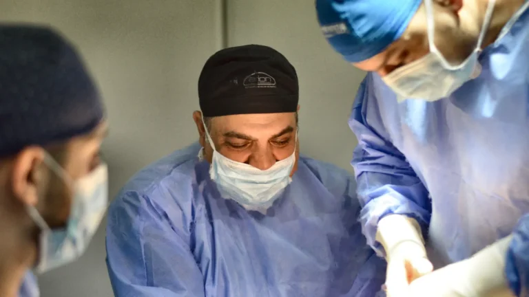 Dr. Rachad Hassan în timpul unei operații, la Art Estetica – De ce sa alegi silicoane mici