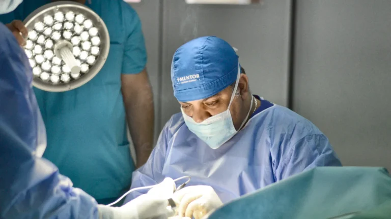 Dr. Rachad Hassan în timpul unei operații, la Art Estetica – Totul despre silicoane rotunde