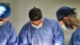 Dr. Rachad Hassan în timpul unei operații, la Art Estetica – Te poti ingrasa dupa liposuctie?