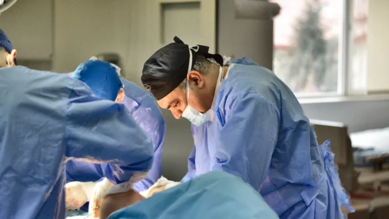 Dr. Rachad Hassan în timpul unei operații, la Art Estetica – Ai umflaturi dupa liposuctie? Afla ce sa faci!