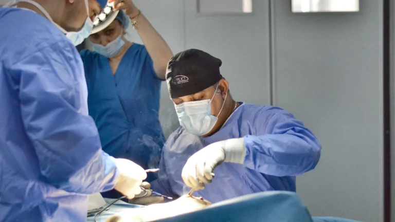 Dr. Rachad Hassan în timpul unei operații, la Art Estetica – Vaser Lipo: Lipoaspiratie cu ultrasunete acum si in Romania