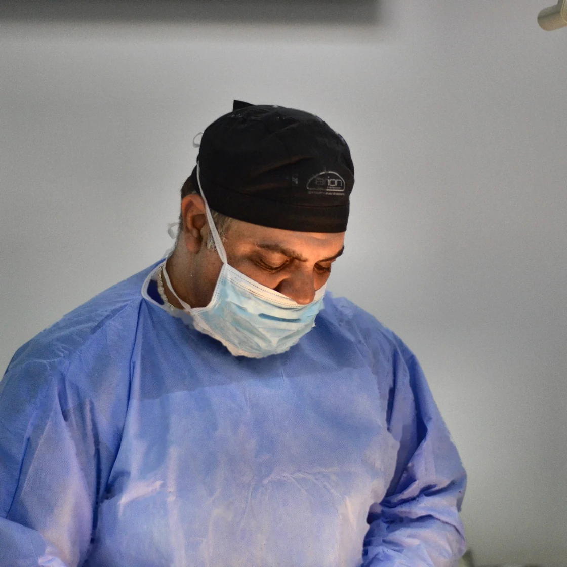 Dr. Rachad, în halat chirurgical, în clinica Art Estetica