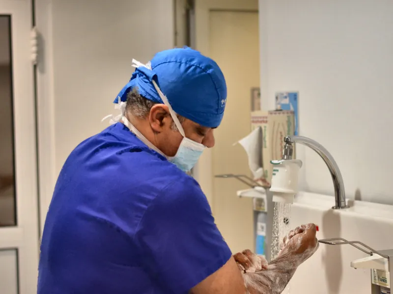 Dr. Rachad se pregătește în sala de operație
