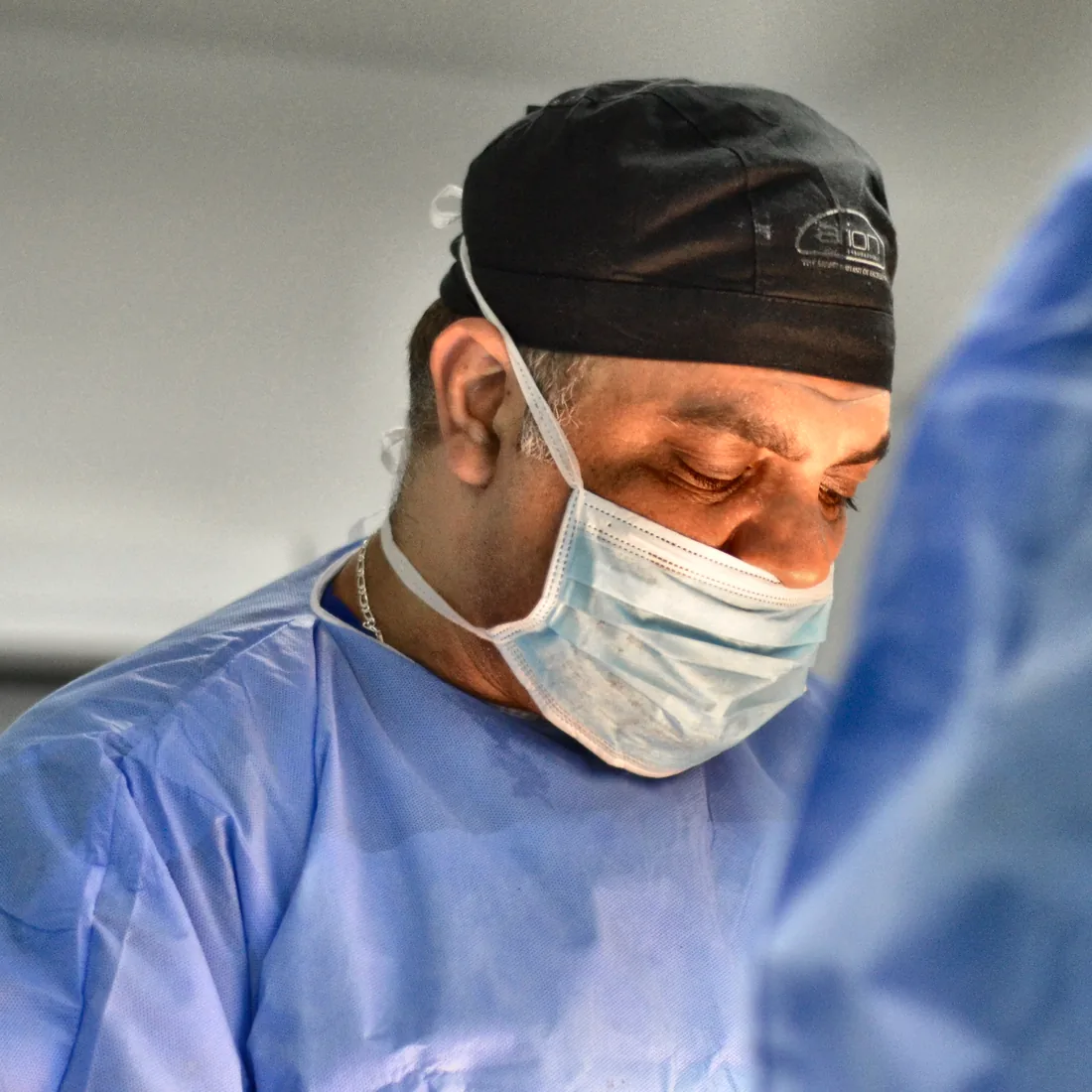 Dr. Rachad Hassan în sala de operație, în timpul unei intervenții