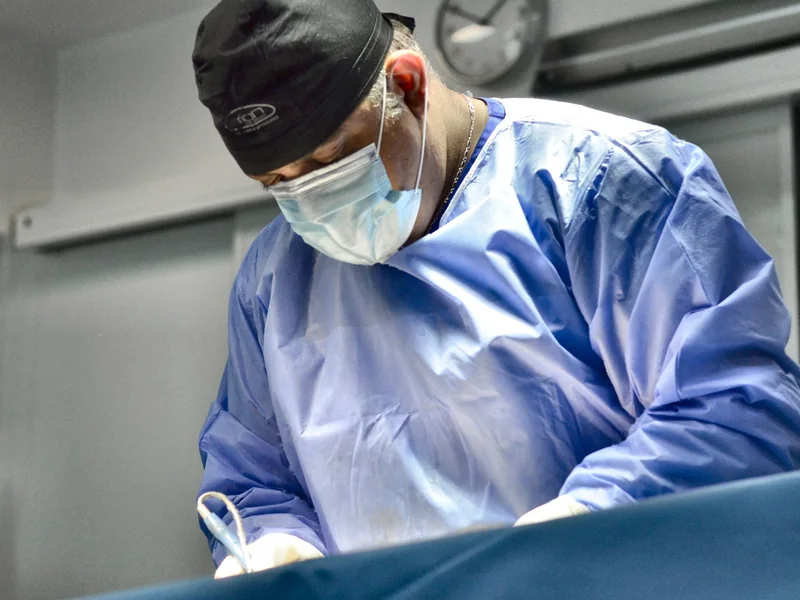 Dr. Rachad în timpul unei operații, galeria implant fesier