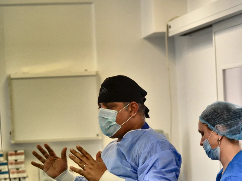 Dr. Rachad în timpul unei operații, galeria liposucție
