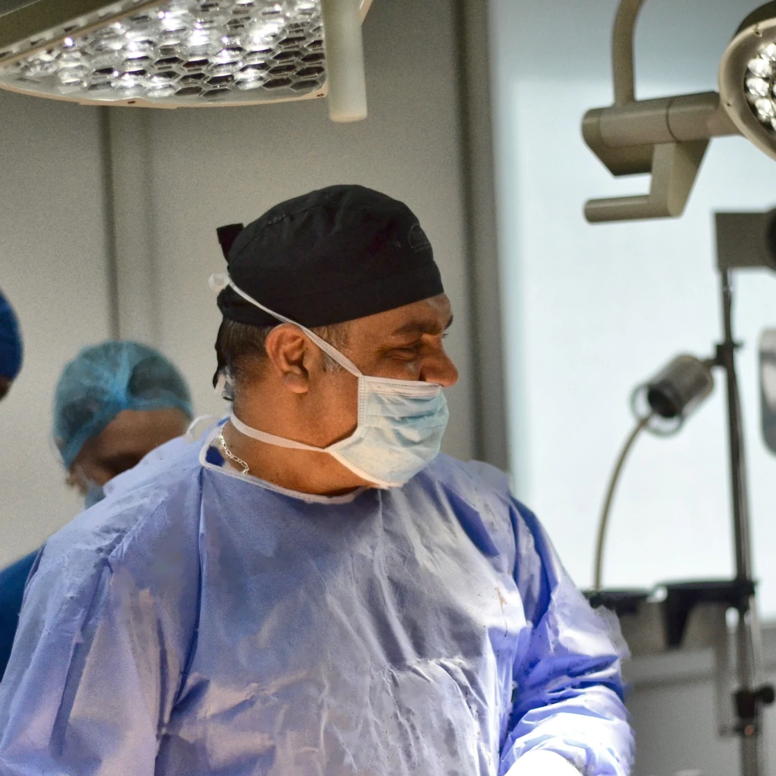 Dr. Rachad, în halat chirurgical, în clinica Art Estetica