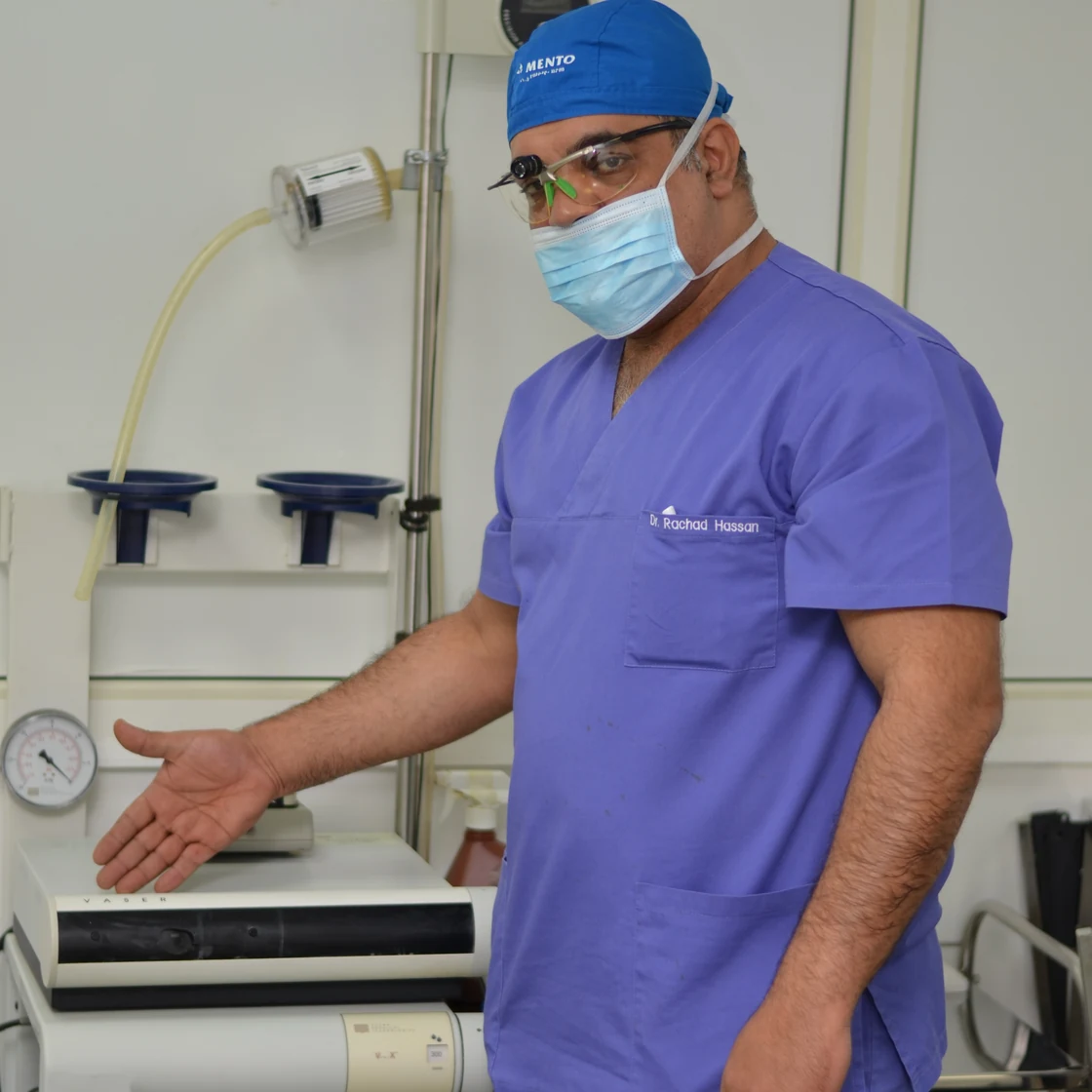 Dr. Rachad explică, în sala de pregătire, etapele operației și riscurile ei