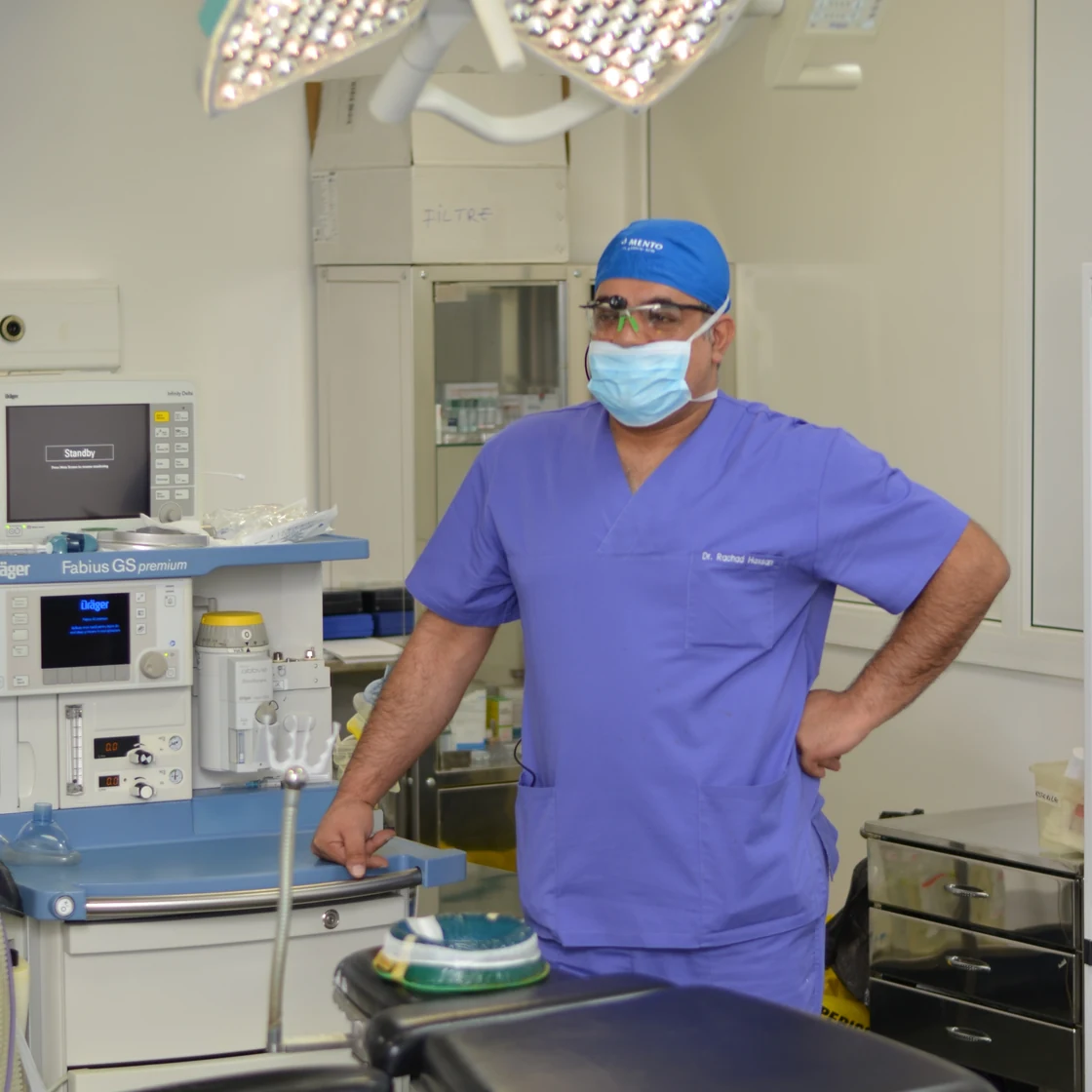 Dr. Rachad, în ținută de operație, în clinica Art Estetica, la controalele după operație