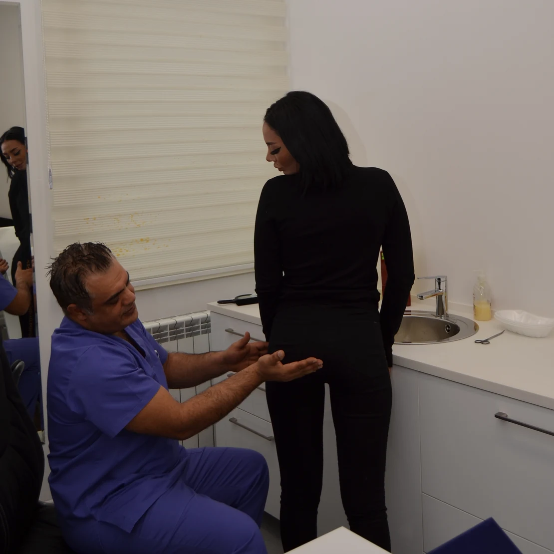 Dr. Rachad examinează o pacientă, la consultația pentru mărirea feselor