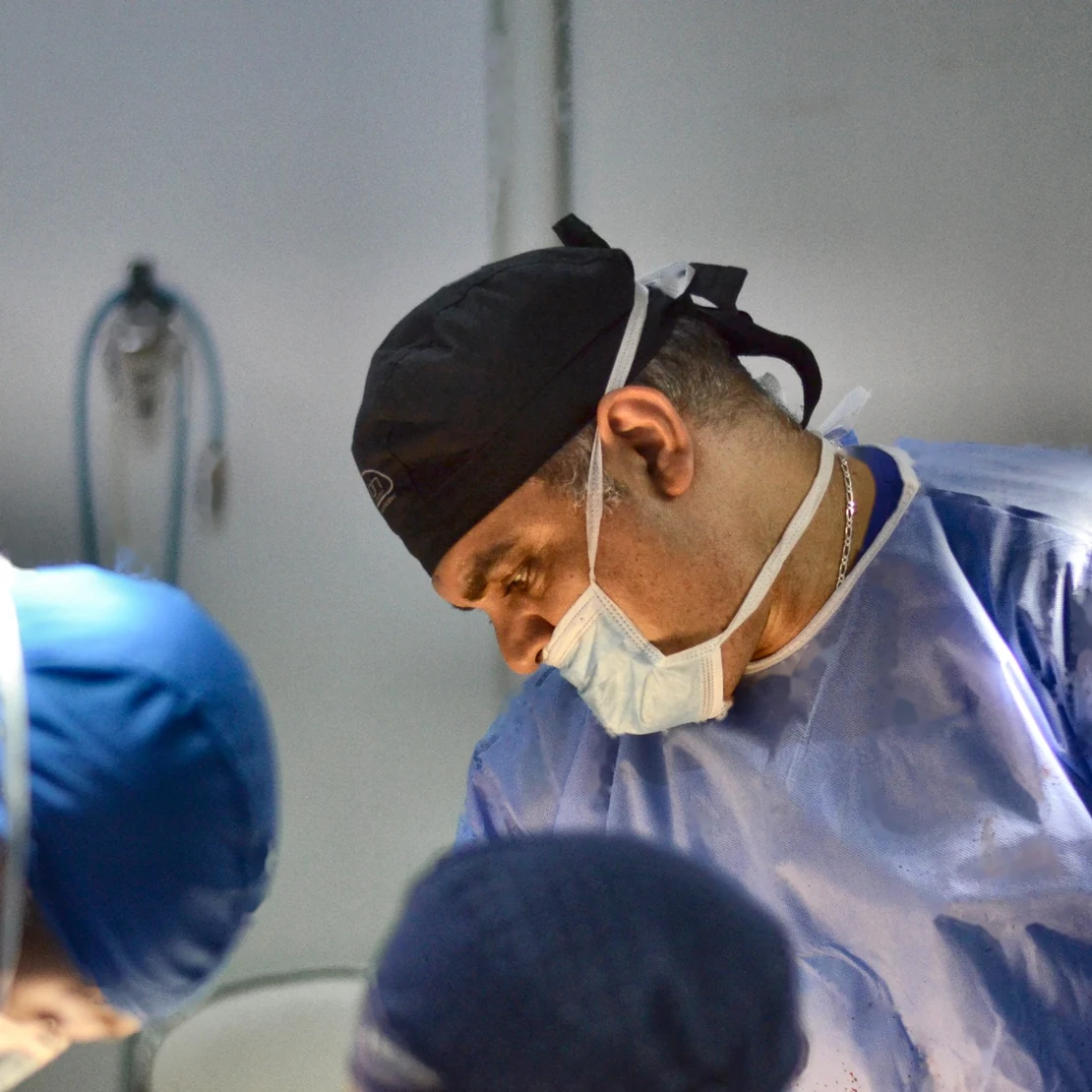 Dr. Rachad, în halat și mască, în sala de operație
