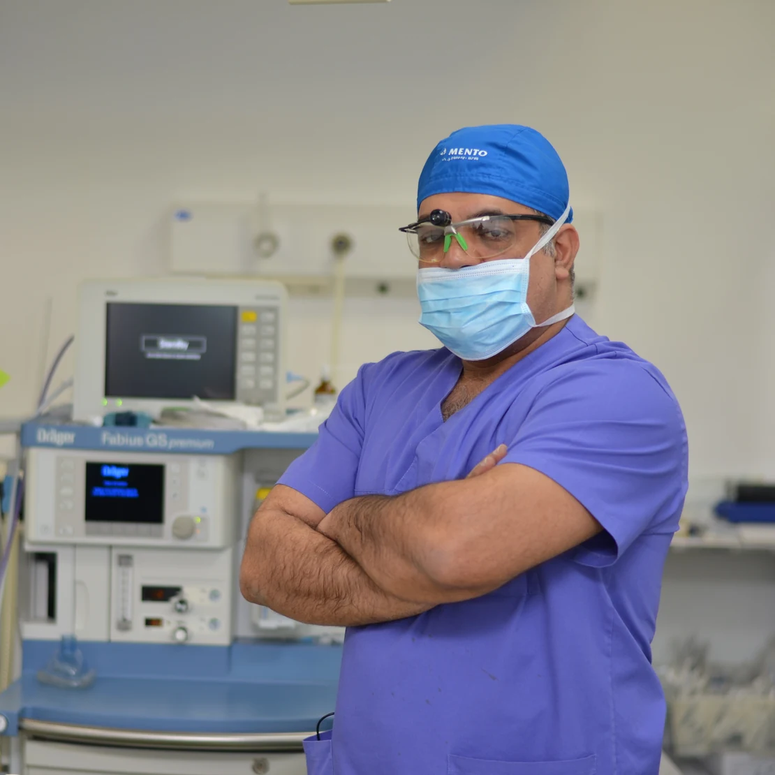 Dr. Rachad Hassan în sala de operație, la pregătirea unui lifting mamar