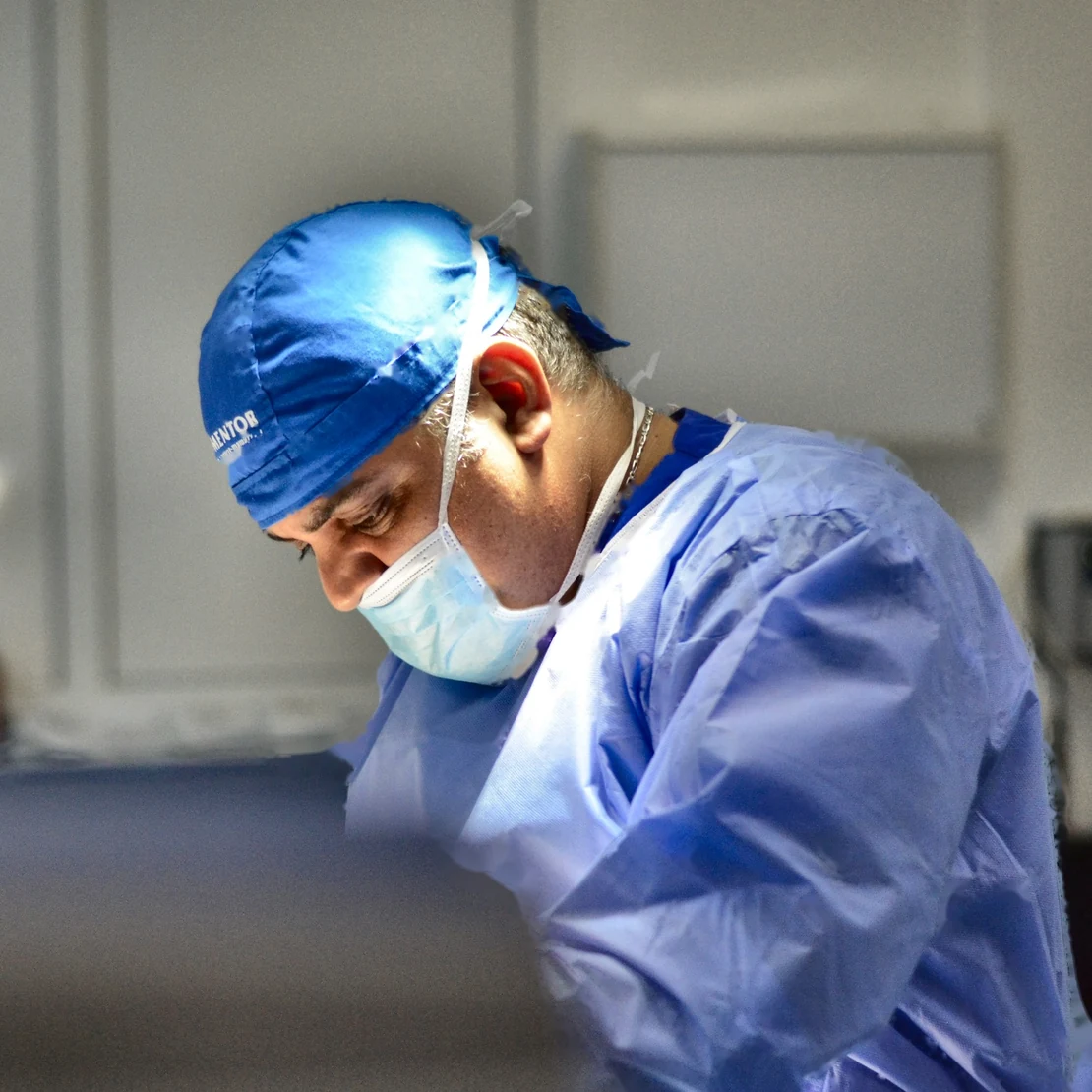 Dr. Rachad, în halat și mască, în sala de operație