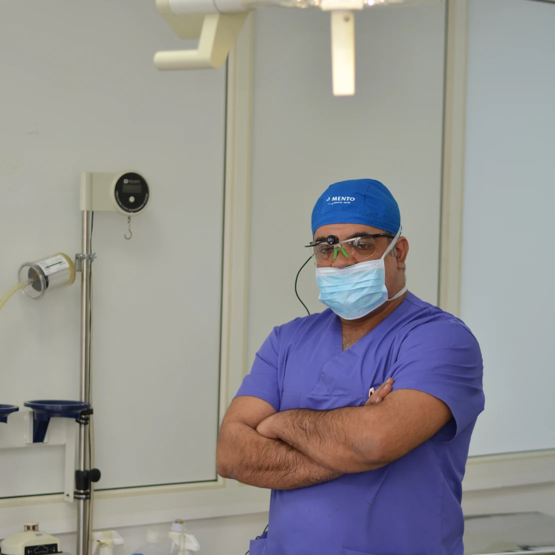Dr. Rachad Hassan, în ținută de operație, înainte de o reducție mamară