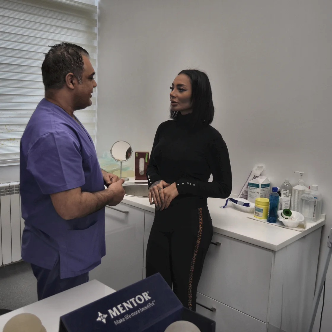 Dr. Rachad discută cu pacienta indicațiile de după operația de implant mamar