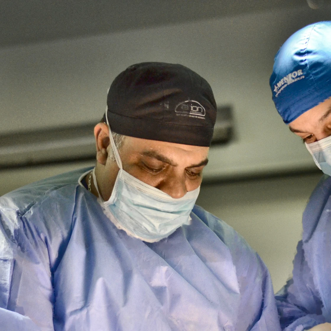 Dr. Rachad, împreună cu echipa, în sala de operație