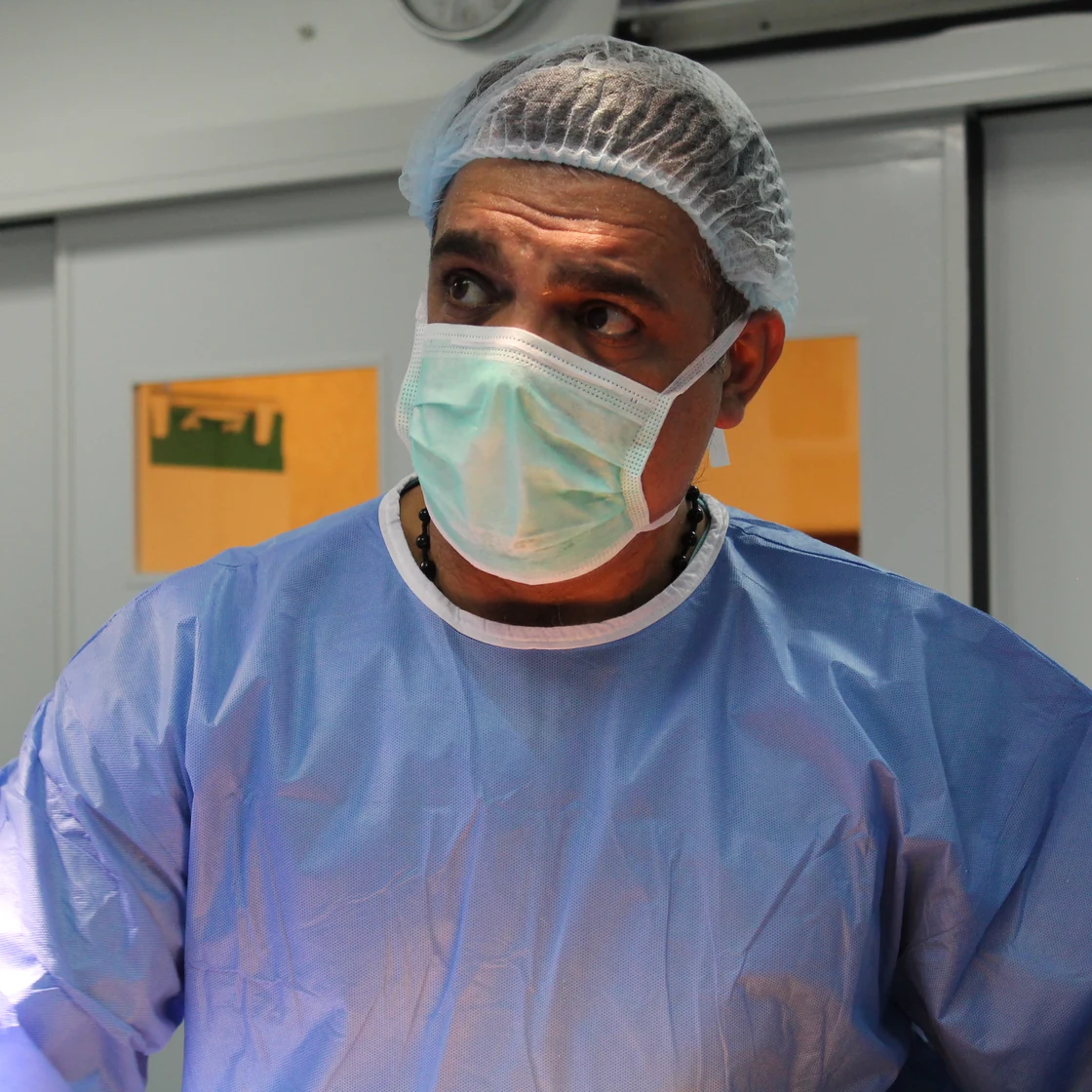 Dr. Rachad, în ținută de operație, înainte de o intervenție de lifting mamar