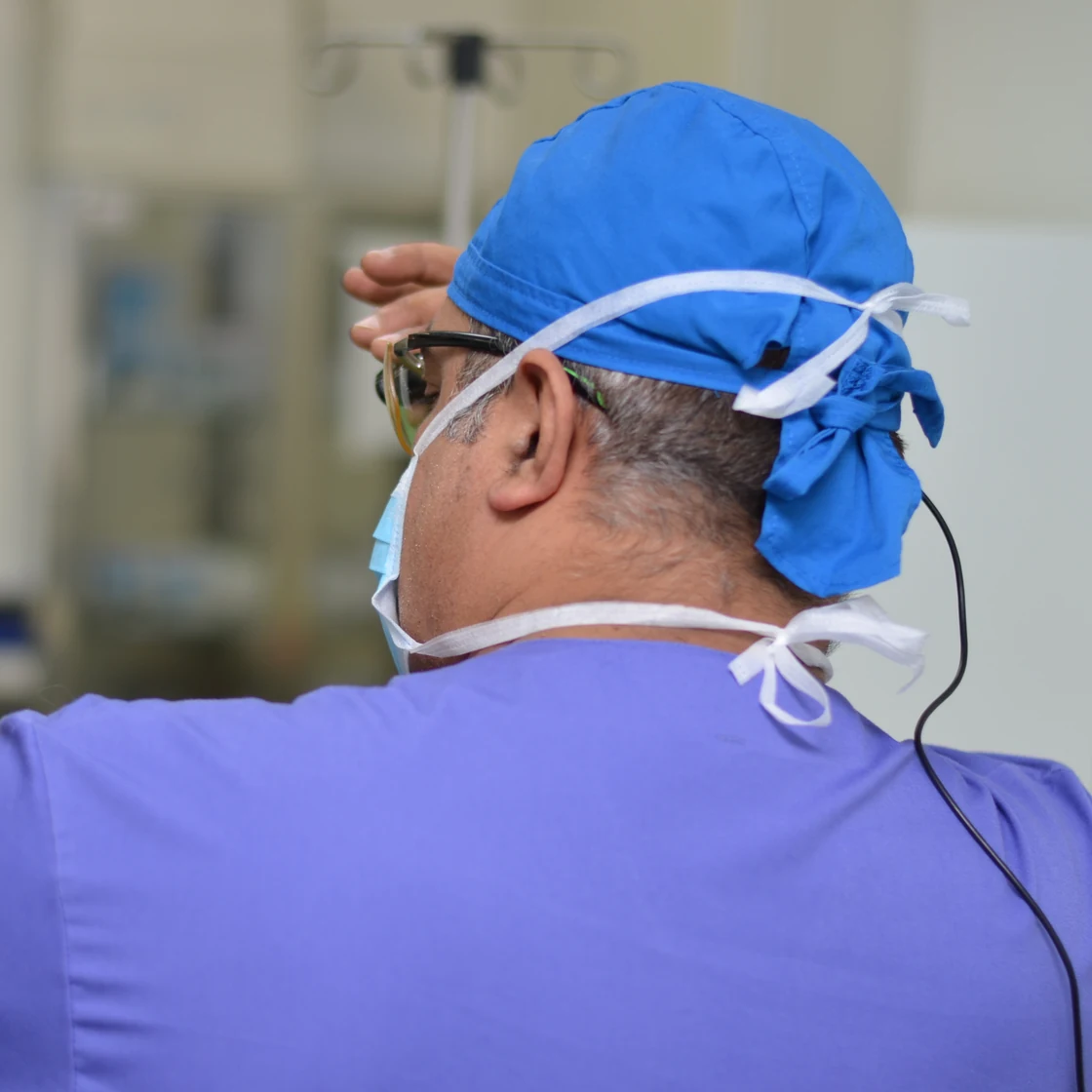 Dr. Rachad, în ținută de operație, în sala de operație a clinicii