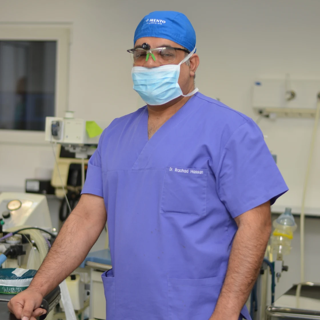 Dr. Rachad, în ținută de operație, în sala de pregătire a clinicii