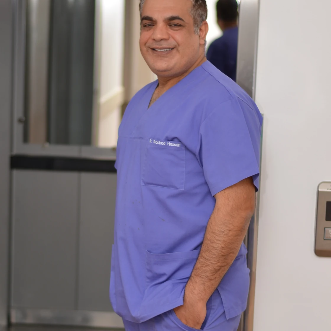 Dr. Rachad, zâmbind, în ținută de operație, în clinica Art Estetica