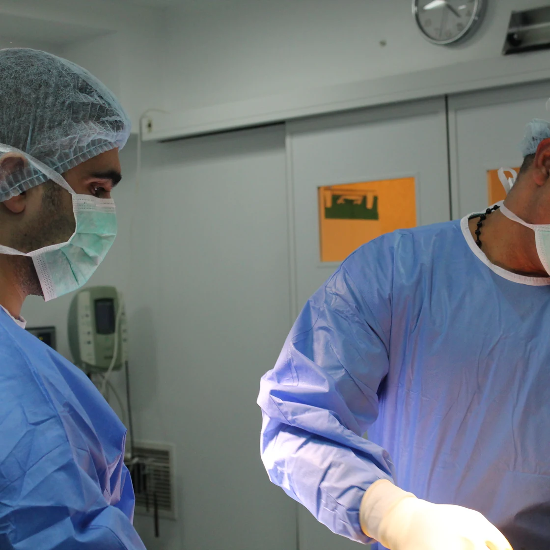 Echipa chirurgicală în sala de operație, în timpul unei liposucții
