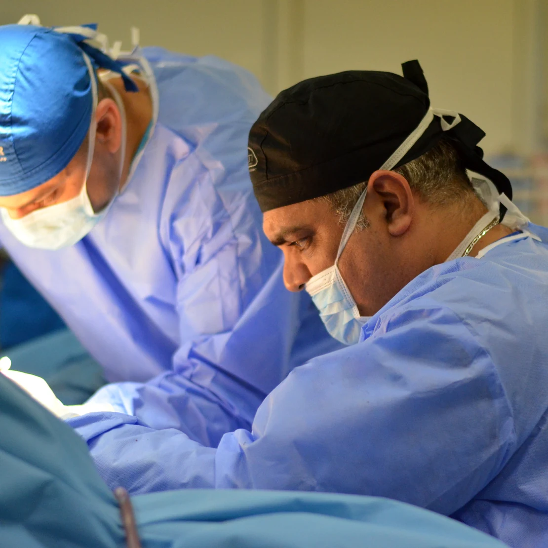 Dr. Rachad, în timpul unei liposucții a coapselor, în sala de operație