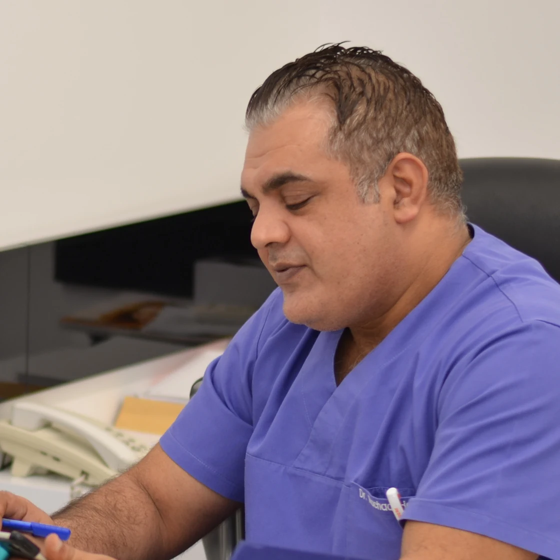 Dr. Rachad, în ținută medicală, la consultația pentru liposucție